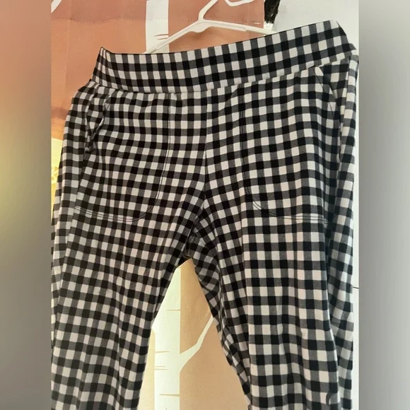 Torrid Black and White Checkered Leggings w/Pockets - Picture 3 of 3